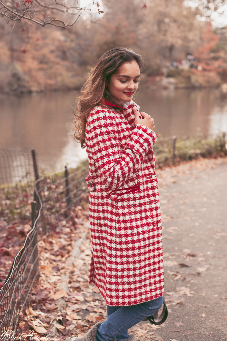 Le manteau carreaux rouges dans les rues de Manhattan
