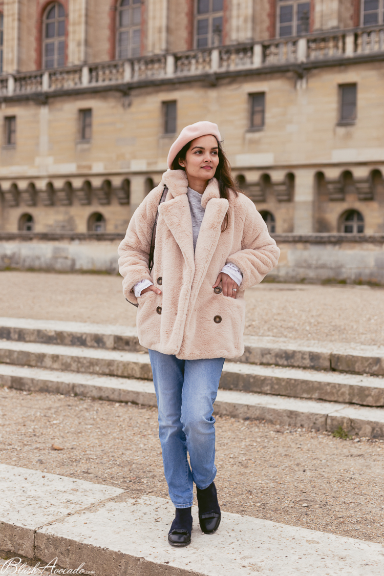 Rose et manteau fausse fourrure